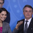 El expresidente de Brasil, Jair Bolsonaro (d) y la ex primera dama, Michelle Bolsonaro, en una fotografía de archivo.