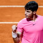 El tenista español Carlos Alcaraz celebra tras vencer al serbio Laslo Djere.