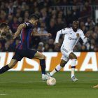 BARCELONA, 16/02/2023.- El delantero polaco del Barcelona Robert Lewandowski (2-i) controla el balón ante los defensas del Manchester United durante el encuentro de ida de la ronda preliminar de UEFA Liga Europa entre FC Barcelona y Manchester United, este jueves en el estadio Spotify Camp Nou en Barcelona. EFE/ Toni Albir