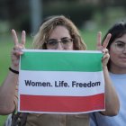 Imagen de archivo de una protesta donde una mujer enseña una bandera iraní con el eslogan: "Mujer. Vida. Libertad".