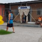 Vecinos del sector esperan a que traigan el cadáver para despedir a la mujer.