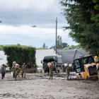 Soldados neozelandeses llevan ayuda a pobladores de Moteo Marae, al oeste de la ciudad oriental de Napier, tras el embate del ciclón Gabrielle.