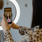 Tiktoker grabando un video.