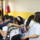 Los alumnos de la unidad educativa Nuestra Señora del Carmen se despidieron con fuertes abrazos.