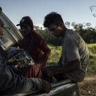 Fotografía de archivo fechada el 7 de febrero de 2023, que muestra a mineros ilegales mientras viajan en un camión en su huida de la reserva yanomami,