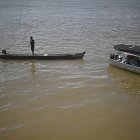 Un hombre navega por las aguas del río Tapajós, el 13 de febrero de 2023, en Itaituba, estado de Pará (Brasil).