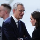 El secretario general de la OTAN, Jens Stoltenberg, habla con la primera ministra de Finlandia, Sanna Marin, durante la conferencia de Múnich.