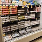 AME5192. WASHINGTON (ESTADOS UNIDOS), 17/02/2023.- Fotografía de una nevera con huevos y sus precios en un supermercado de Washington (EEUU). Aunque el precio de muchos productos básicos ha comenzado a caer en los últimos meses en Estados Unidos, el de los huevos sigue desbocado y ya acumula una subida anual del 70 %, una situación producida por una tormenta perfecta que está lejos de escampar. EFE/ Octavio Guzmán