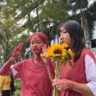 Orawan Phuphong (i) y Tantawan Tuatulanon, durante una protesta en el Tribunal de lo Penal en Bangkok el pasado 16 de enero.