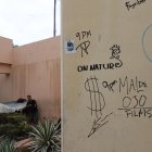 Atrás del busto al Che Guevara un hombre ha levantado una choza. Alrededor también botan basura.