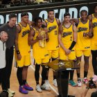 Los jugadores del Team Pau celebran la obtención del título del "Raising Stars".