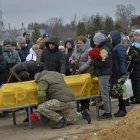 Gente refugiada en el metro de Kiev.