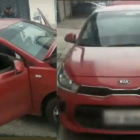 El carro, un auto rojo, es en el que al parecer se movilizaban los implicados.