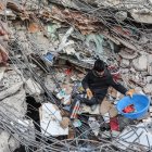 Un hombre busca entre los escombros de edificios tras el terremoto de Turquía