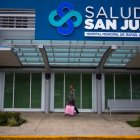 Un hombre camina frente al Hospital Municipal Dr. Rafael López Nussa del centro médico Salud San Juan en San Juan, el 19 de enero de 2023, en San Juan (Puerto Rico).