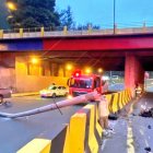 Aparatoso. El conductor chocó su auto contra un poste de luz.