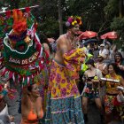 Miembros de la comparsa callejera "Saia de Chita" celebran durante el domingo de carnaval hoy, en de la ciudad de Sao Paulo (Brasil).