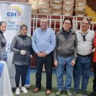 El consejero José Cabrera con los miembros de la mesa electoral en el procesamiento de las actas de escrutinio.