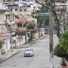 Las avenidas Velasco Ibarra  y Agustín Queirolo, de la ciudadela Bellavista, están enredadas por cables.