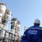 Planta.- Un trabajador en la sede de la empresa Gazprom.