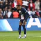 Neymar instantes en que sintió la molestia. Pese a hacer un gol se retiró.