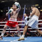 Saul "Canelo" Alvarez (i) en uno de sus últimos combates del año pasado ante Golovkin.