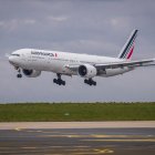 Un Boeing 777 de Air France se dispone a aterrizar en el aeropuerto Roissy, cerca de París.