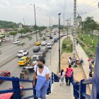 La hilera de carros que intenta ingresar a la urbanización llega hasta la vía principal.