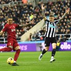 Newcastle (United Kingdom), 18/02/2023.- Liverpool"s Darwin Nunez (L) scores the 0-1 goal as Newcastle"s Kieran Trippier (R) reacts during the English Premier League soccer match between Newcastle United and Liverpool FC in Newcastle, Britain, 18 February 2023. (Reino Unido) EFE/EPA/Peter Powell EDITORIAL USE ONLY. No use with unauthorized audio, video, data, fixture lists, club/league logos or "live" services. Online in-match use limited to 120 images, no video emulation. No use in betting, games or single club/league/player publications