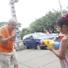 Ellos, como en su época, los hicieron, además, jugar con baldes y hasta con talco.