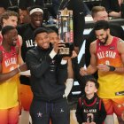 Giannis Antetokounmpo levanta el trofeo que ganó como capitán del equipo que tuvo a las estrellas de la Conferencia Este.