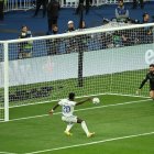 Vinicius (i), delantero del Real Madrid, anotó el gol de la victoria frente al Liverpool en la final de la Champions League de 2022.