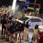 Crítica. Así quedaron los carros cada que pasaron por el tumulto de gente la madrugada de ayer en el malecón.