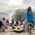 Labores. Mujeres indígenas se reúnen para elaborar accesorios.