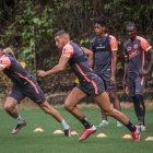 Los jugadores extranjeros Francisco Fydriszewski (i) y Bruno Piñatares quedaron listos en el equipo canario para viajar hasta Azogues, donde será el debut en LigaPro del equipo canario ante Gualaceo.