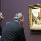 Muestra. Dos personas miran una de las obras que se exhiben en Ámsterdam.