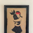 Madrid. Una obra de Banksy que se exhibe en Standarte.
