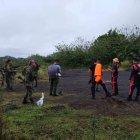 Una foto proporcionada por la Oficina de Protección contra Incendios (BFP) muestra a los bomberos en su camino a la búsqueda de un avión que se estrelló en las cercanías del volcán Mayon.