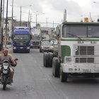 Escenario. Taxis, vehículos regulares y de carga pesada se mezclan en las avenidas congestionando el tránsito.