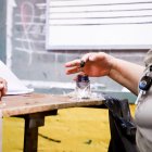 Una mujer entinta su dedo tras votar en la Escuela Tte. Milciades Piñeiro, en Asunción (Paraguay), en una elecciones pasadas.