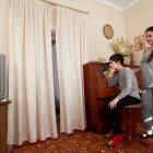 Kirguistán. Una familia en este país asiático, observa al presidente de Rusia, Vladímir Putin.