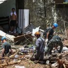 Miembros del ejército brasileño, bomberos y de la Defensa Civil trabajan en el rescate de los cuerpos de las víctimas de un deslizamiento de tierra debido a lluvias torrenciales en Sao Sebastiao (Brasil).