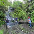 Familias llegaban para visualizar la cascada de la ciudadela El Paraíso.