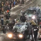 Durante la madrugada del lunes 20 de febrero varios vehículos fueron invadidos por grupos de personas.