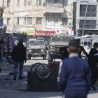 Palestinos arrojan piedras durante una operación israelí en la ciudad de Naplusa, en Cisjordania, el 22 de febrero de 2023.