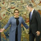 El rey Felipe VI  dialoga con la presidenta de Honduras, Xiomara Castro