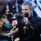 Alejandro Fernández junto a la modelo Rubia Soares.