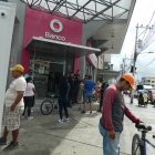 Exteriores de la entidad bancaria en Playas, dentro de la cual asaltaron a un cliente.