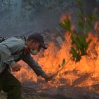 Integrantes del Cuerpo de Bomberos y de Guardabosques de Cuba intentan contener un incendio, el 21 de febrero de 2023, en Pinares de Mayarí, en la provincia de Holguín (Cuba). EFE/Juan Pablo Carreras