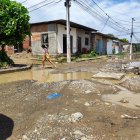 Los trabajos en las calles de la 5 de Junio no concluyen, lo que genera que se estanque más las aguas lluvias.